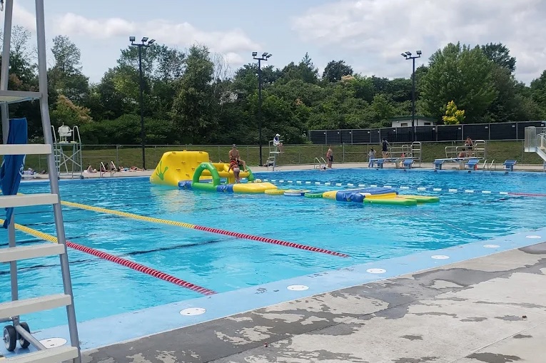 Piscine du Centre de la nature de Laval pouvant accueillir de nombreux baigneurs en cette période de chaleur accablante. (Capture d'écran - Google Maps)