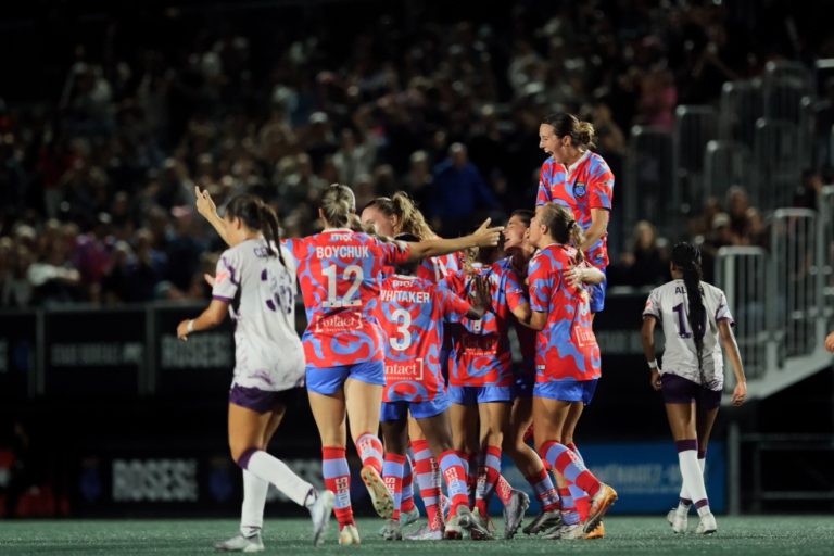 Les Roses de Montréal se qualifient pour les séries Les Roses de Montréal célébrant un but marqué contre les Tides d'Halifax. (Photo gracieuseté - Pablo A. Ortiz)