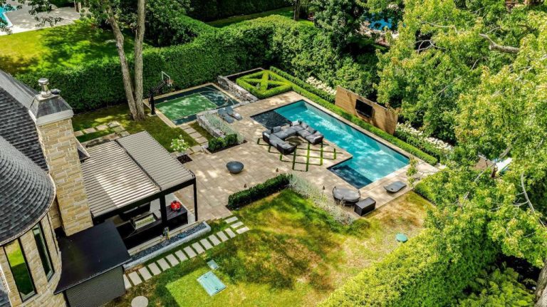 Cour arrière de la maison située au 29, rue les Cèdres, à Laval-sur-le-Lac qui est en vente à 3 758 000$ selon la plateforme Centris. (Capture d'écran - Centris)