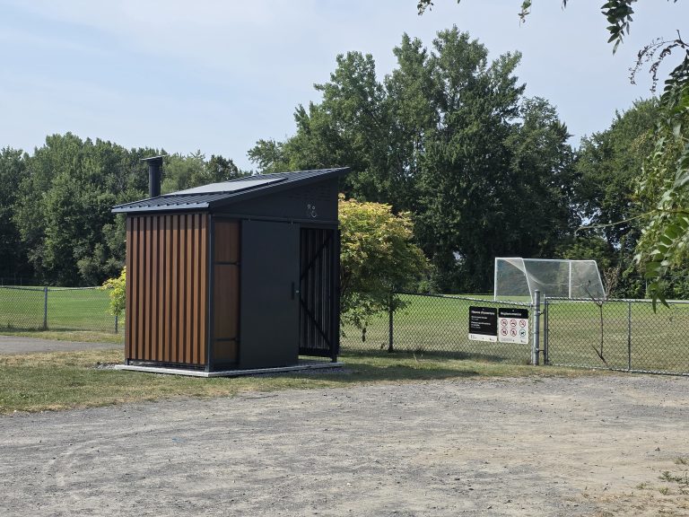 Toilette écologique située au parc Notre-Dame, dans Sainte-Rose. (Photo 2M.Media – Corinne Prince)