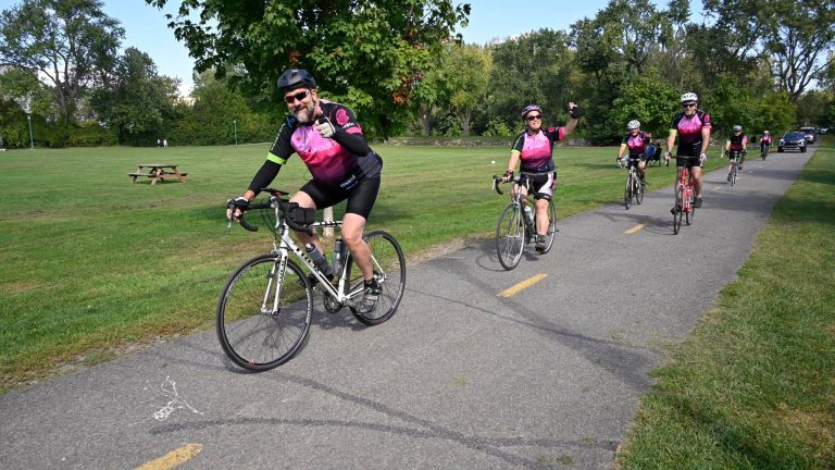 Éric Chandonnet, à l’avant, et d’autres participants du Tour de rein 2024. (Photo gracieuseté)