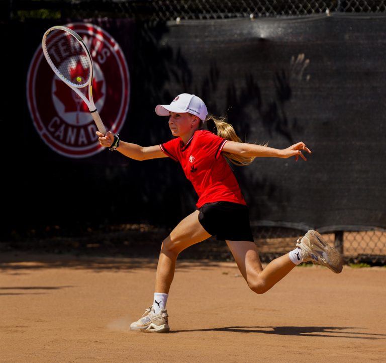 Jeune joueuse de tennis à l'occasion des Championnats canadiens juniors qui ont eu lieu au Carrefour Multisports de Laval. (Photo gracieuseté - Carrefour Multisports)