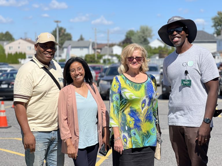 Des sacs d’école ont été distribués par le Centre d’aide Portail en présence de Philippe Njomo, conseiller en développement communautaire, Saadia Brini Lemieux, employée politique d'Action Laval, Seta Topouzian, conseillère municipale de la Ville de Laval, et Sirakh Marcenat, directeur du Centre d’aide Portail. (Photo gracieuseté Jay Mombo)