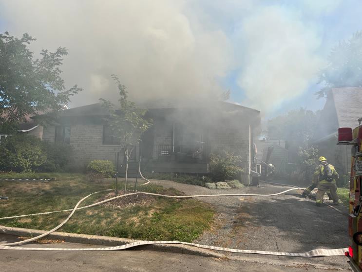 Maison ravagée par le feu et famille à la rue à Laval Les pompiers de Laval ont contrôlé en près d’une heure ce feu violent ayant causé un total de 600 000$ de dommages à une maison de la Place des Sarcelles, à Sainte-Rose, le mardi 16 septembre. (Photo gracieuseté)