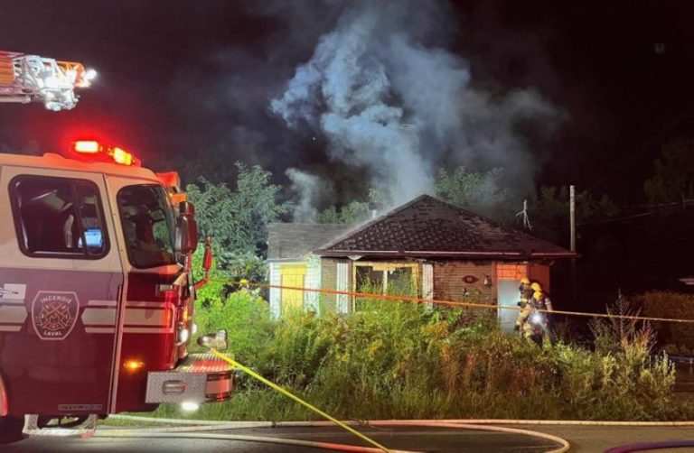 Les pompiers de Laval ont éteint ce feu suspect survenu avenue des Terrasses, dans Sainte-Rose en une trentaine de minutes. (Photo gracieuseté)