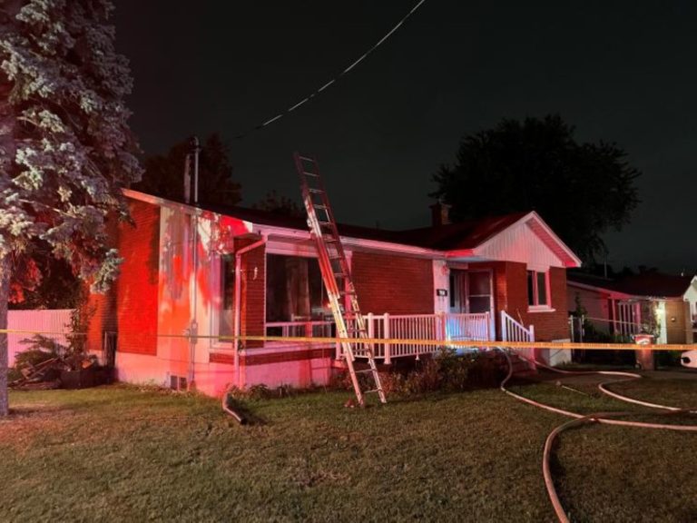 Les pompiers de Laval ont maîtrisé ce feu jugé suspect d’une maison de la 90e Avenue, à Chomedey, en moins d’une heure. (Photo gracieuseté)