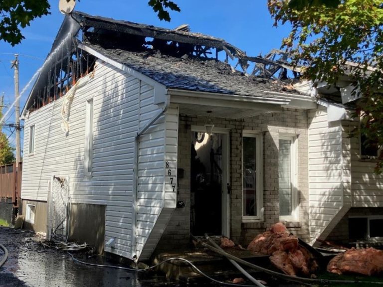 Les pompiers de Laval combattu ce feu violent, dû à de la soudure sur une thermopompe, durant plus d’une heure. (Photo gracieuseté)