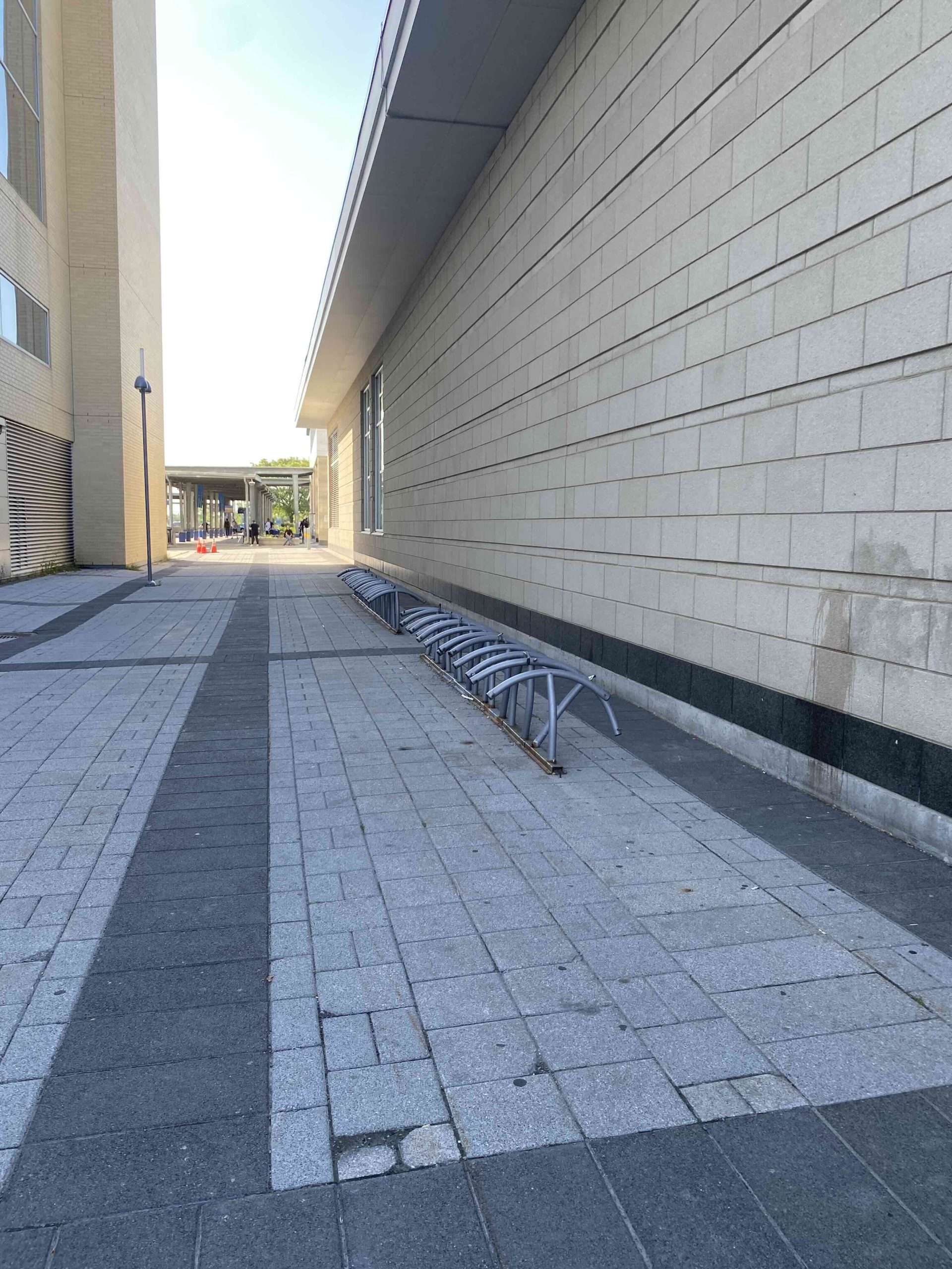 Les supports à vélo installés entre le pavillon Guy-Joron et la station de métro Montmorency sont la propriété de la Société de transport de Laval. (Photo gracieuseté)