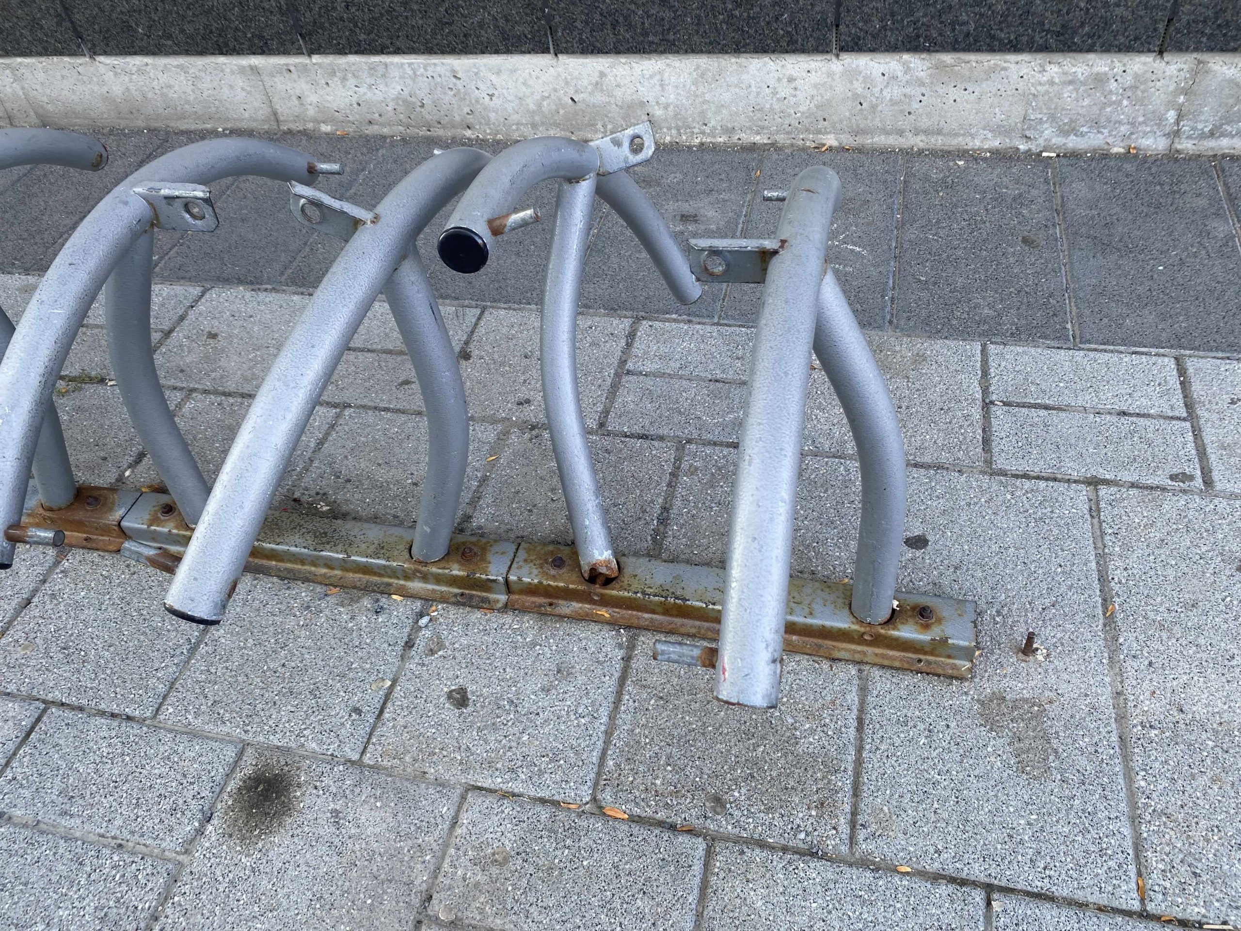 Mélanie Paré note que les supports à vélo installés entre le pavillon Guy-Joron et la station de métro Montmorency sont dans de piètres conditions, incluant des vis centrales absentes et des ancrages chancelants. (Photo gracieuseté)