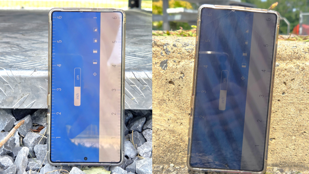 À droite, le seuil de quatre pouces au pied de la toilette écologique du parc Notre-Dame et à gauche, à titre comparatif, la hauteur d’un trottoir à proximité. (Photos 2M.Media – Corinne Prince)