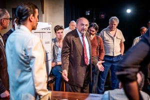 La pièce 12 hommes en colère, montée par Les Productions Jean-Bernard Hébert, a été écrite par Réginald Rose, en 1952.(Photo gracieuseté Joe Alveiro) 