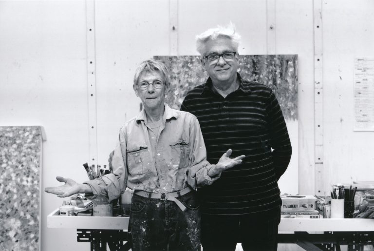 Vernissage à la salle Alfred-Pellan: Louise Robert et Alfred Pellan Louise Robert, artiste peintre et Michel Huard, commissaire de l’exposition, à l’époque où il travaillait ensemble à réaliser le catalogue numérique de son œuvre, en 2022. (Photo gracieuseté Jacques Payette)