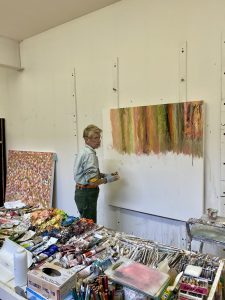 Louise Robert dans son atelier, photographiée par le commissaire Michel Huard.(Photo gracieuseté Michel Huard)