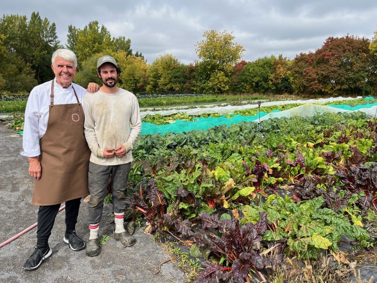 Les restaurants Monarque et Le Mitoyen inaugurent une ferme à Laval Richard Bastien, chef propriétaire du restaurant Le Mitoyen et des Jardins du Monarque et Léandre Raymond Desjardins, chef maraicher, dans les Jardins du Monarque, situés à Sainte-Dorothée. (Photo 2M.Media – Geneviève Quessy)