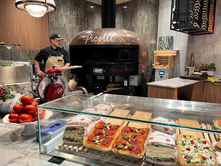 Les pizzas sont faites dans un four importé d’Italie au nouveau restaurant Picotti. (Photo Geneviève Quessy)