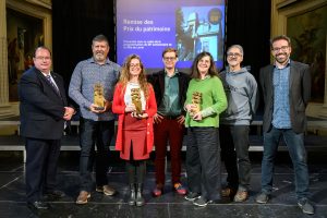 Remise des Prix du patrimoine 2025. De gauche à droite : Pierre Brabant, conseiller municipal du district de Vimont et responsable du patrimoine à la Ville de Laval, Pascal Grenier de l’atelier de ferblanterie MBR, lauréat du prix Savoir-faire et transmission, Maude Trottier, chargée de projets et Jasmin Miville-Allard, directeur général à la Société d'histoire et de généalogie de l'île Jésus et Centre d’archives de Laval, lauréats du prix Mise en valeur, médiation et sensibilisation, Louise Guy et Guy Turcotte, lauréats du prix Conservation et préservation du patrimoine ancien et Laurent Lamarche, artiste ayant créé l’œuvre-prix remise aux lauréats et lauréates. (Photo gracieuseté Vincent Girard)
