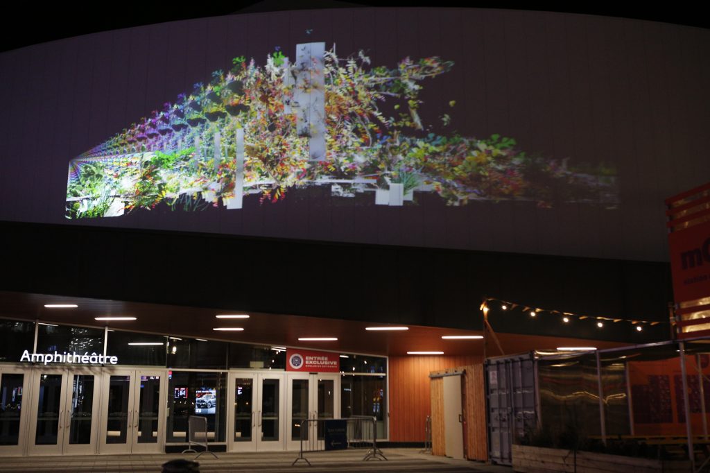 La notion de cycle est omniprésente dans Archipels de par l’œuvre diffusée en boucle, l’amphithéâtre en forme de cercle et la répétition des feedback vidéo. (Photo gracieuseté)