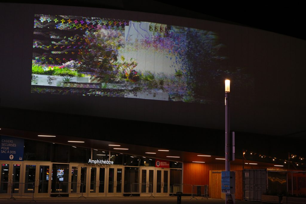 Comme l’œuvre numérique a une durée de 5 minutes, mais que la trame sonore s’étend sur 30 minutes, le visiteur bénéficie d’une expérience différente en fonction du moment lors duquel il se joint à l’exposition extérieure. (Photo gracieuseté)