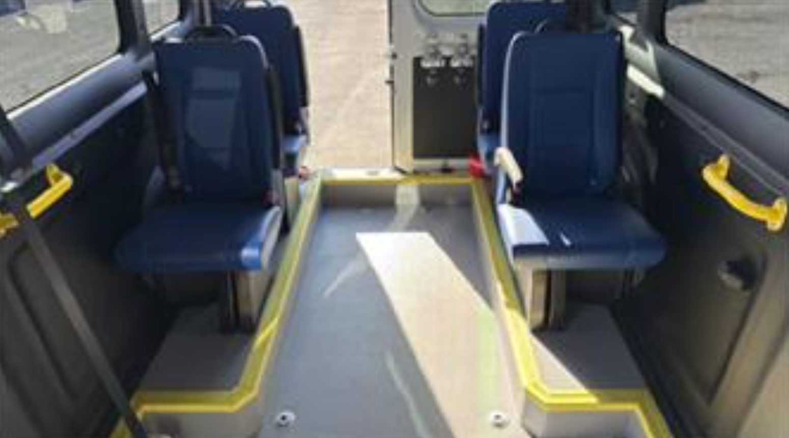 Une __, soit une élévation au niveau du plancher, bloque la sortie d’urgence située à l'arrière pour les personnes se déplaçant en fauteuil roulant. (Photo gracieuseté)