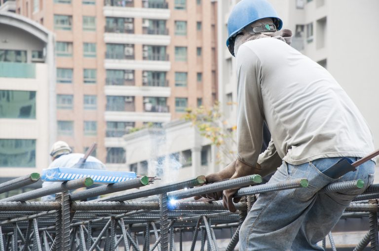 Les entreprises sont invités à présenter leurs initiatives en santé et sécurité au concours des Grands Prix de la Commission des normes, de l’équité, de la santé et de la sécurité du travail (CNESST). (Photo gracieuseté Depositphotos)