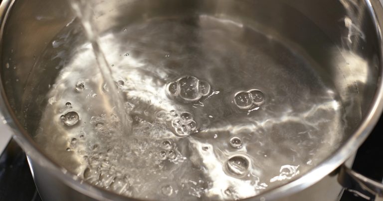 Deux avis d’ébullition d’eau encore actifs à Laval depuis la semaine dernière En ce moment des avis d’ébullition ou d’interruption d’eau ont été émis à Laval dans certains coins de Sainte-Rose, Fabreville, Chomedey, Laval-des-Rapides et Saint-François. (Photo gracieuseté - Depositphotos)