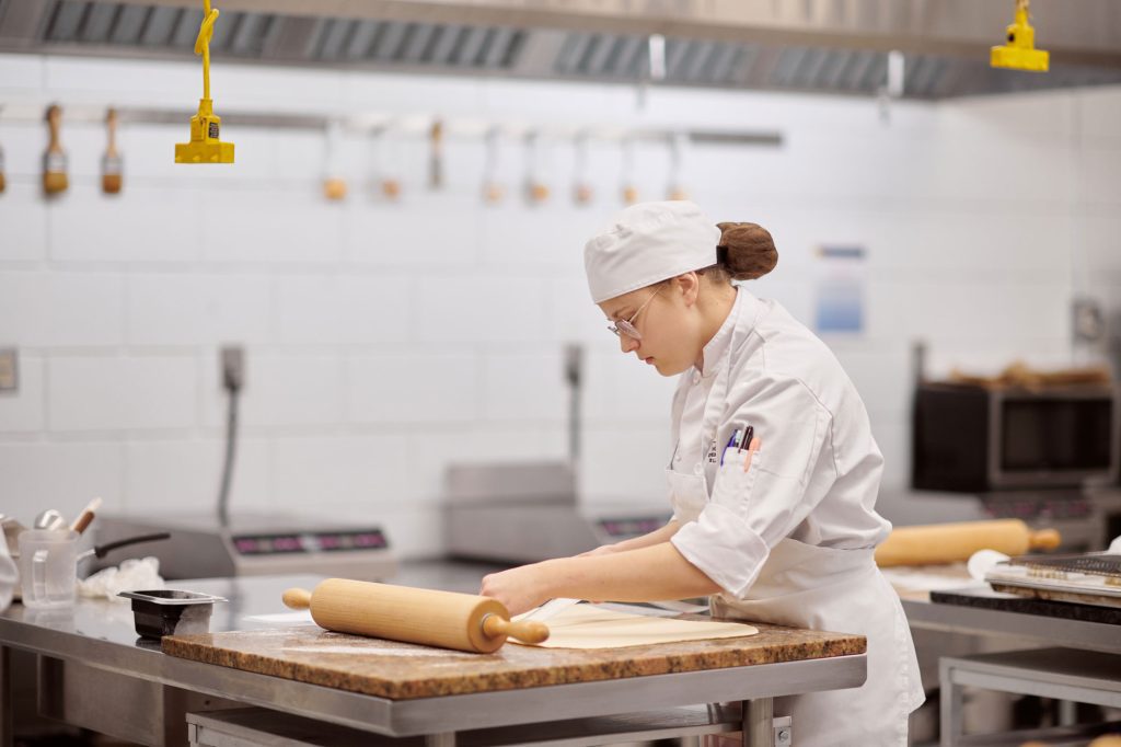 Pâtisserie à l'École hôtelière et d’administration de Laval (ÉHAL). (Photo gracieuseté - Site web Ma Carrière se Dessine)