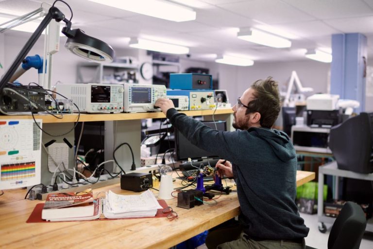 La formation professionnelle lavalloise ouvre ses portes Réparation et service en électronique à l'École des métiers spécialisés de Laval (EMS). (Photo gracieuseté - Site web Ma Carrière se Dessine)