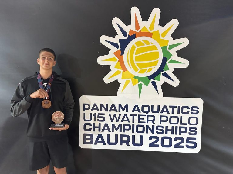Darius-Sterean Tarigradschi avec sa médaille de bronze obtenue avec l'équipe canadienne aux Championnats panaméricains de waterpolo. (Photo gracieuseté)