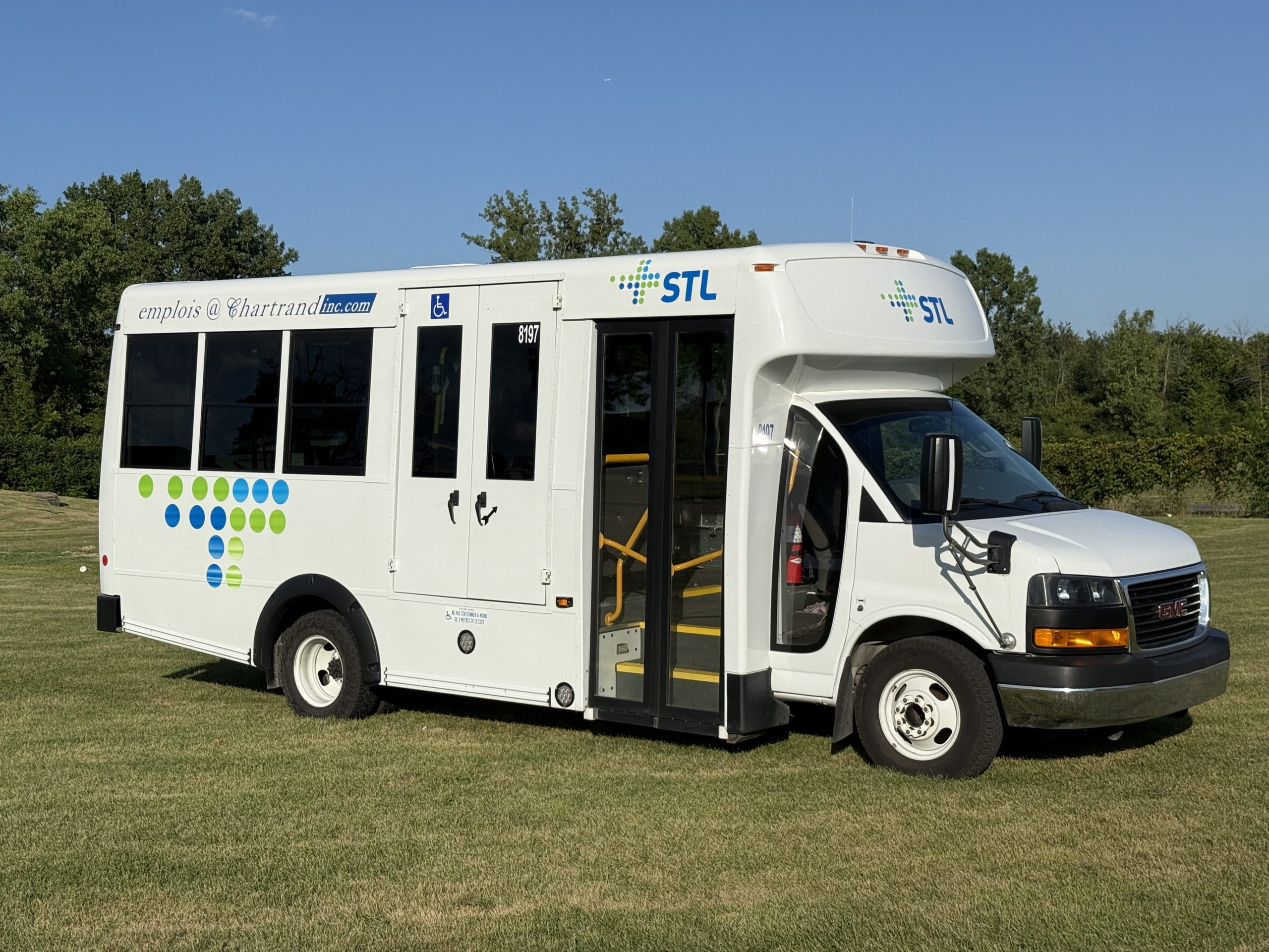 Un minibus utilisé par Autobus Chartrand afin d'offrir le service de transport adapté à Laval. (Photo gracieuseté)