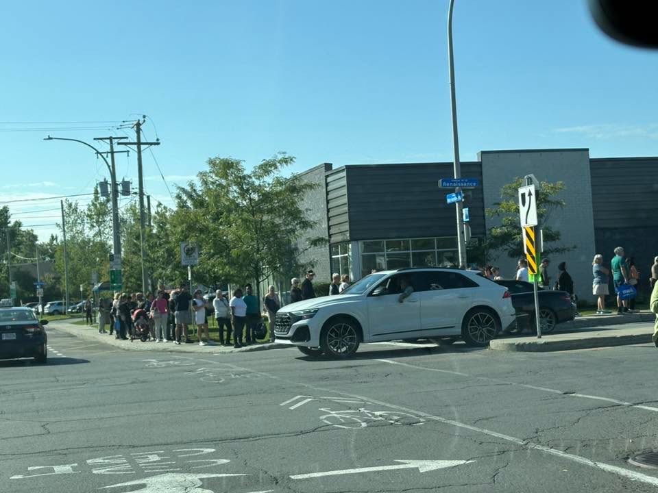 Les client.e.s faisaient la file à l'ouverture du Liquidation Marie à Laval. (Photo gracieuseté)