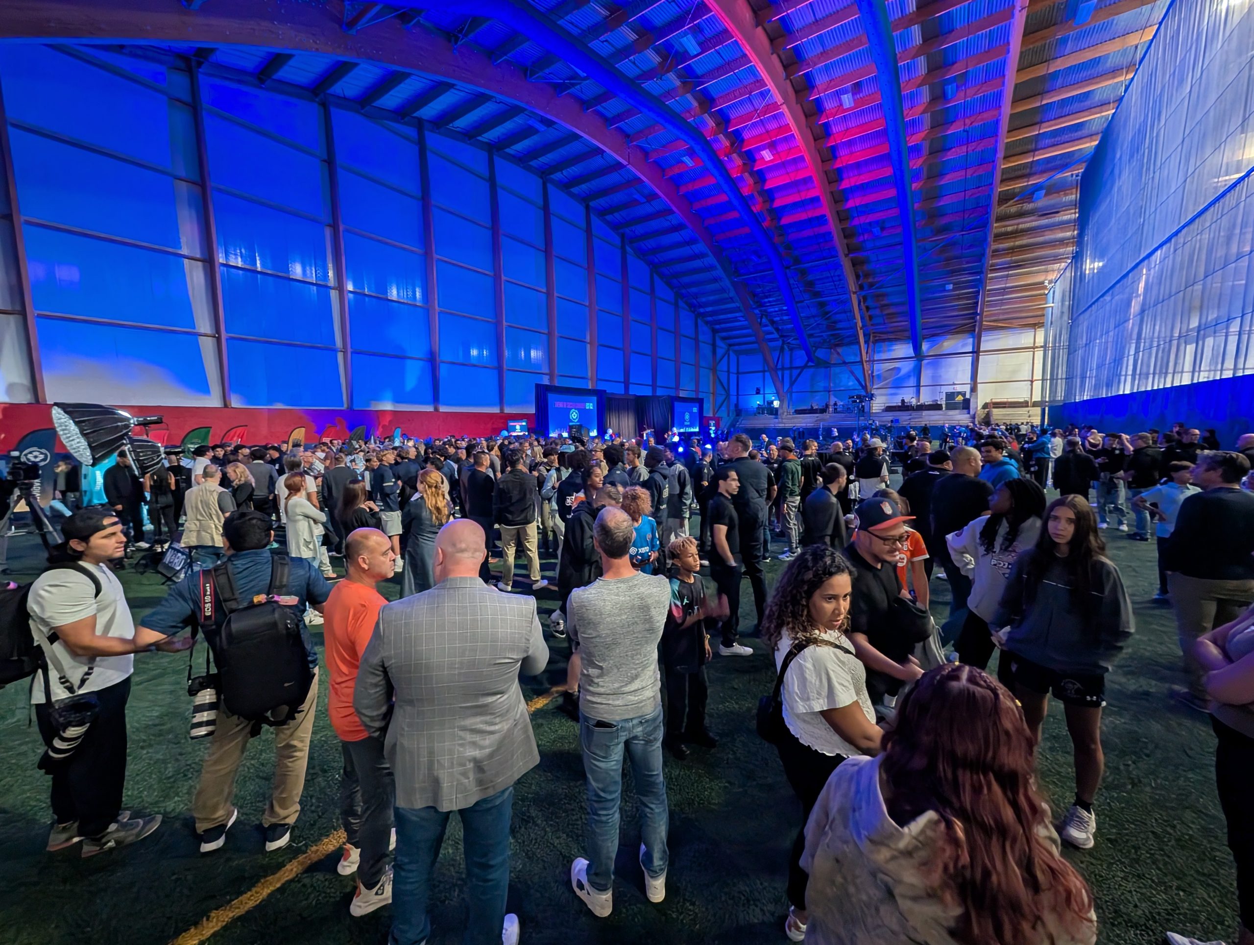 Des centaines de personnes ont assisté au dévoilement du nom et de l'identité visuelle du FC Supra du Québec au centre sportif Bois-de-Boulogne de Laval. (Photo 2M.Media - Nicholas Pereira)