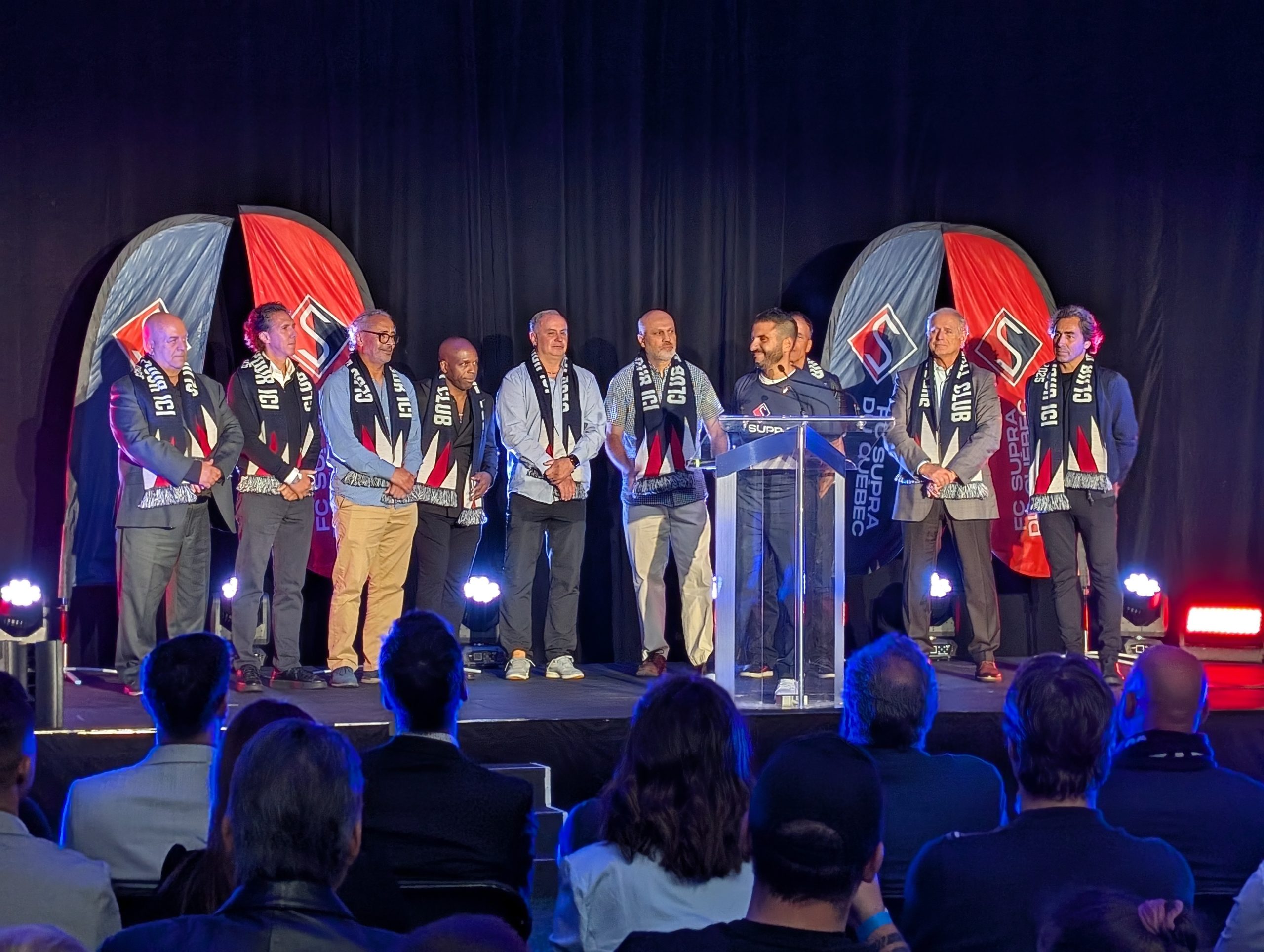 Le président du FC Supra Rocco Placentino accompagné d'anciens joueurs de la mouture originale du Supra. (Photo 2M.Media - Nicholas Pereira)