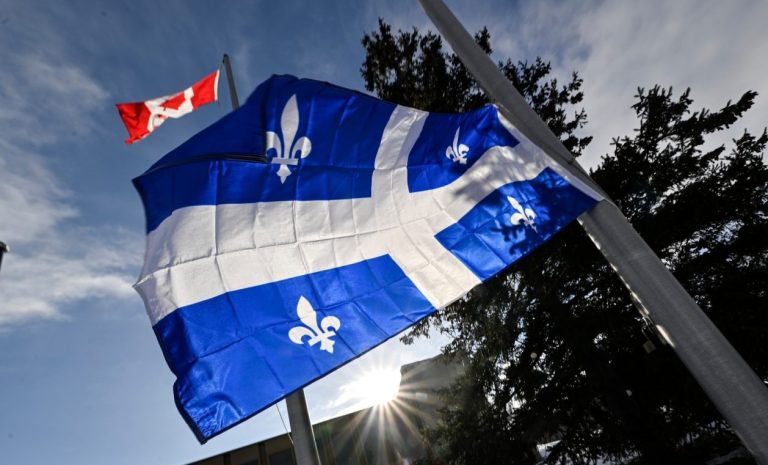 Drapeau du Québec devant l'hôtel de ville de Laval. (Photo 2M.Media - Archives)