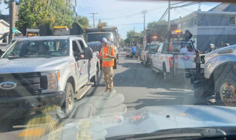 Plusieurs dizaines de cols bleus ont tenu une manifestation dénonçant certaines pratiques de leur président syndical après le refus récent des dernières offres de la Ville de Laval.