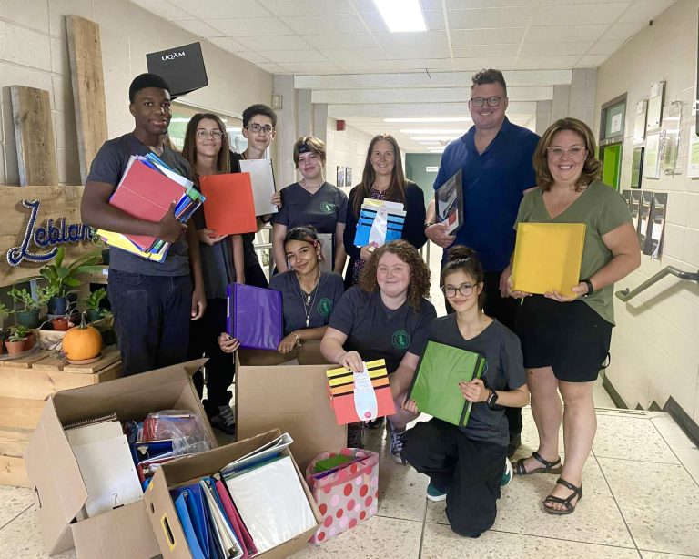 Virginie Dufour, députée de Mille-Îles, entourée d'élèves et de membres du personnel de l'école secondaire Leblanc. (Photo gracieuseté)