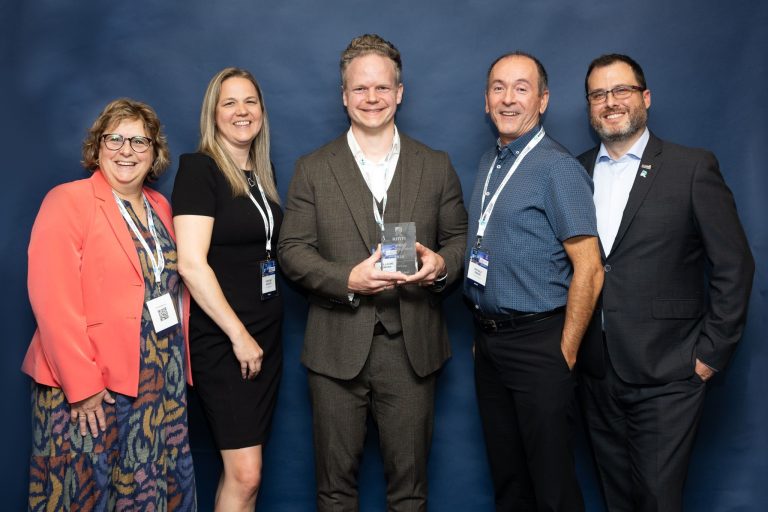 Sur la photo: Josée Quevillon, Christine Monette, Guillaume Simard, Raynald Girard, Martin Choquette célébrant le prix de Laval au Gala des prix Excellence du Réseau municipal en technologies de l’information. (Photo gracieuseté - RMTI)