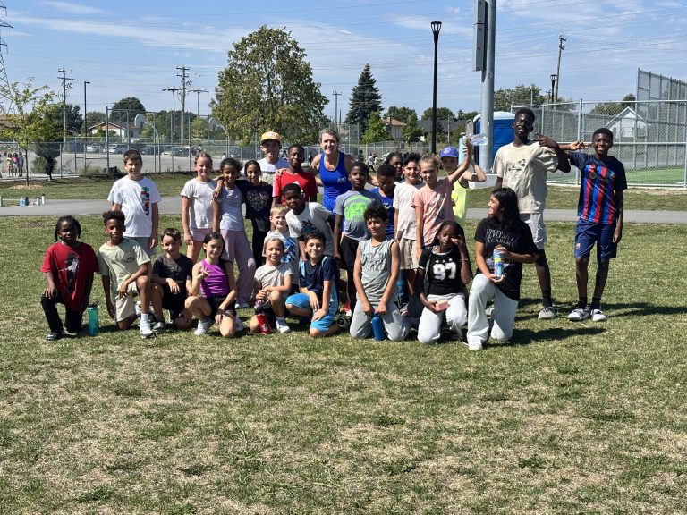 Martine Daudelin en compagnie d’élèves du club de course de l’école Sainte-Béatrice. (Photo gracieuseté)