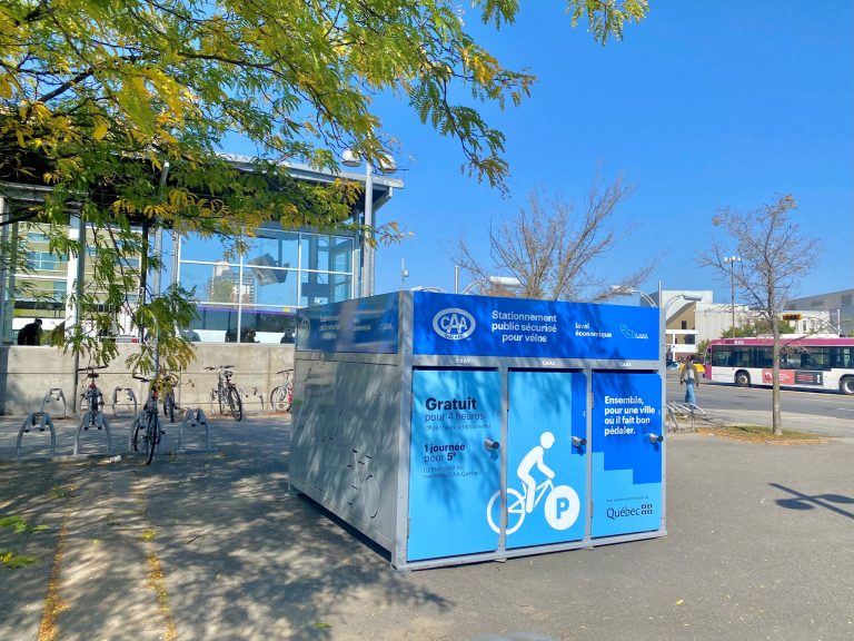 Projet pilote de casiers sécurisés pour vélos à Laval Le territoire de Laval dispose désormais d’une douzaine de casiers supplémentaires pour les vélos. (Photo gracieuseté – Ville de Laval)