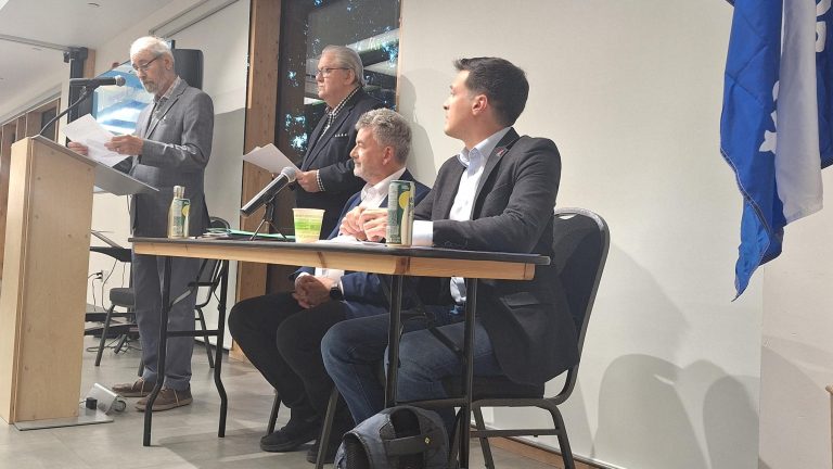 Langue française: un enjeu électoral à Laval De gauche à droite, on reconnaît au micro Michel Leduc, président de la Société nationale du Québec (SNQ) à Laval, Alexandre Dumas, qui a animé le débat, et les candidats à la mairie Claude Larochelle (Parti Laval) et Stéphane Boyer (Mouvement lavallois).