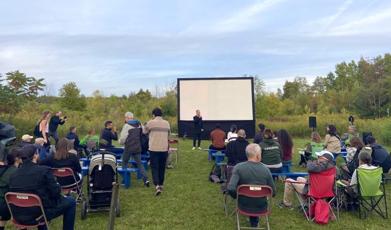 Plus tôt ce mois-ci, l’organisme CANOPÉE avait invité les partis politiques à venir discuter des enjeux entourant la préservation et la mise en valeur des milieux naturels urbains à Laval. Cette activité se déroulait dans le cadre de la projection du documentaire Forêt urbaine dans le bois de l’Équerre.