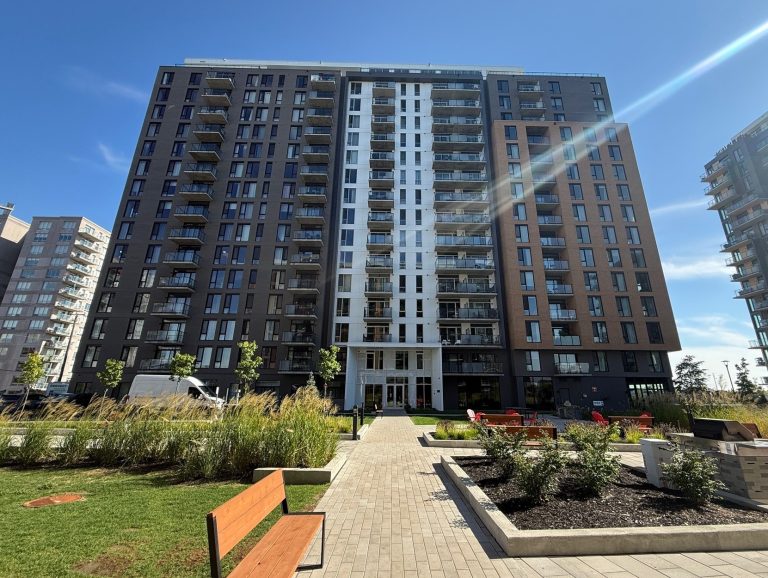 Située au 3460, boulevard St-Elzéar Ouest, cette tour de 297 logements a été vendue pour 135 M$, soit la plus importante transaction commerciale recensée au 2e trimestre à Laval.