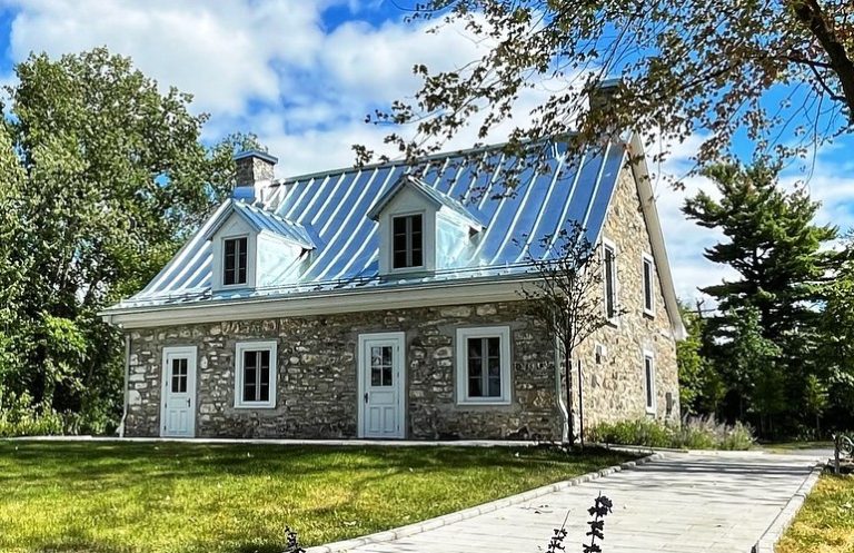 Fraîchement restaurée au coût de quelque 2,5 M$, la résidence Marcel-Saint-Pierre située en retrait de la rue des Patriotes dans le Vieux Sainte-Rose. Vue de la cour arrière qui donne sur la rivière des Mille Îles à la hauteur de la berge des baigneurs.