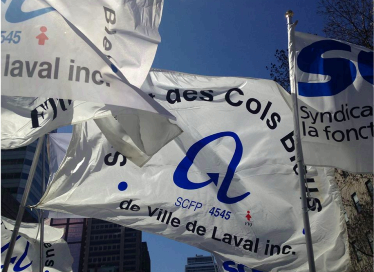 Drapeaux des cols bleus de Laval lors de manifestation dans le cadre des négociations de leur convention collective avec la Ville de Laval. (Photo gracieuseté)