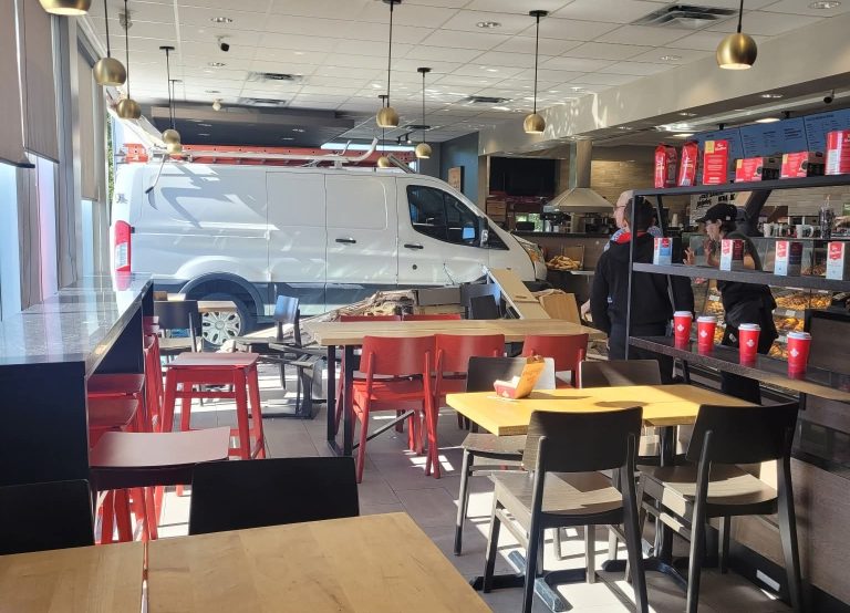 Une fourgonnette fonce dans un Tim Hortons et fait une blessée à Laval Une fourgonnette a enfoncé le devant d’un Tim Hortons de Chomedey et en a blessé une employée dans la matinée du jeudi 18 septembre. (Photo gracieuseté - Virginie Gauthier)