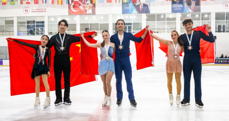 Les trois couples de patinage artistique ayant obtenu un podium au Grand Prix Juniors d'Ankara, en Turquie, dont celui constitué de la Lavalloise Julia Quattrocchi et de son partenaire Étienne Lacasse à droite. (Photo gracieuseté - Jurij Kodrun / International Skating Union)