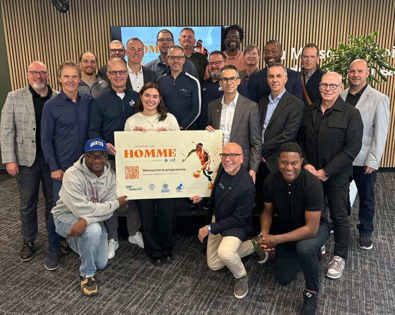 Sport’Aide lance le programme Demain un homme Diverses personnalités du milieu sportif étaient réunies à l'occasion du lancement du programme Demain un homme de Sport'Aide. (Photo gracieuseté)