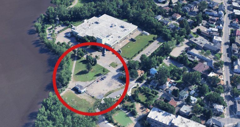 Voilà l’endroit où seront érigés le pavillon d'accueil et la scène permanente extérieure à la berge des baigneurs dans le Vieux Sainte-Rose. En bordure de la rue Hotte, on reconnaît le Centre d’interprétation de l’eau (C.I.EAU).