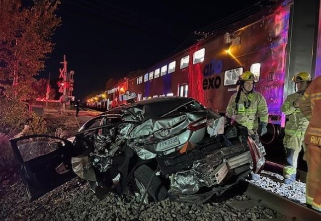 Véhicule frappé violemment par un train de passagers à Laval L’accident spectaculaire entre un train et une automobile, dans Vimont, n’a heureusement fait aucune victime. (Photo gracieuseté)