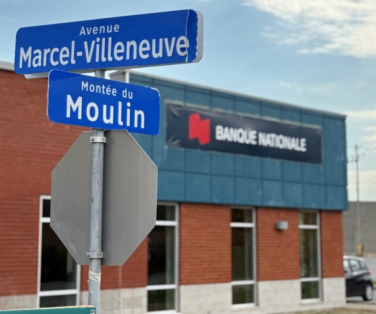 Deux policiers de Mascouche se retrouvent dans l’eau chaude alors que la police de Laval retourne analyser les lieux d’un accident ayant causé le feu d’une succursale de la Banque Nationale, dans Saint-François. (Photo gracieuseté – Service de police de Laval)