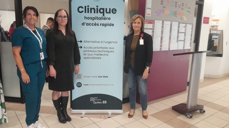 Une partie de l’équipe de la clinique hospitalière d’accès rapide du CISSS de Laval. De gauche à droite: Pascale Poulin, directrice adjointe aux pratiques professionnelles, Marie-Ève Perron, direction médicale et des services professionnels du CISSS de Laval et Martine Montigny, directrice adjointe médical à la direction médicale et des services professionnels. (Photo 2M.Media - Bélizaire Raphaël)